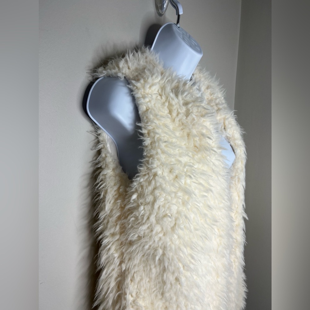 Bobbie Brooks oversized fuzzy long vest. Small. Hook and eye closure. Soft! - Picture 4 of 7